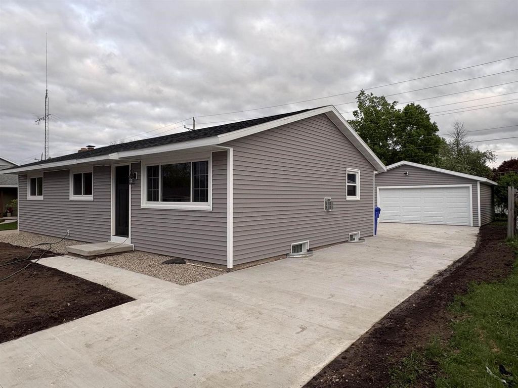 Photo of 833 W Browning STREET, Appleton, WI 54194 (MLS # 50325817)