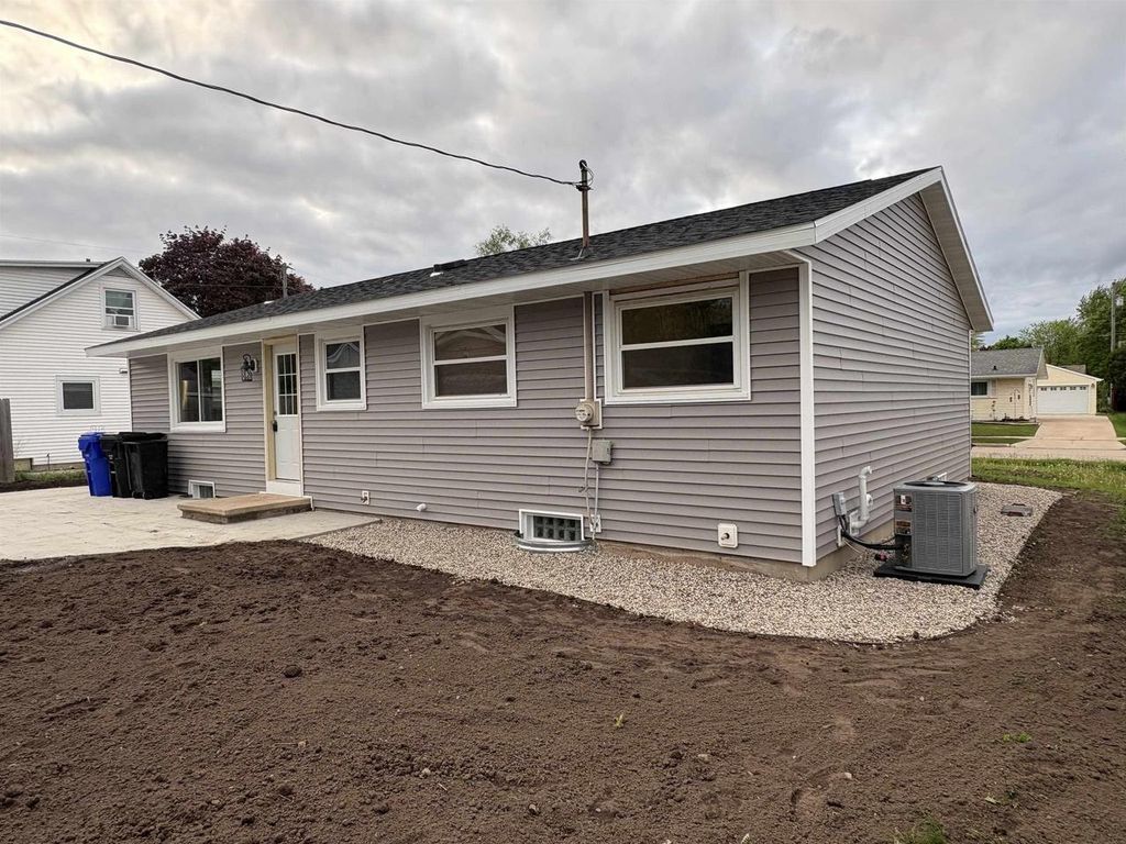 Photo of 833 W Browning STREET, Appleton, WI 54194 (MLS # 50325817)