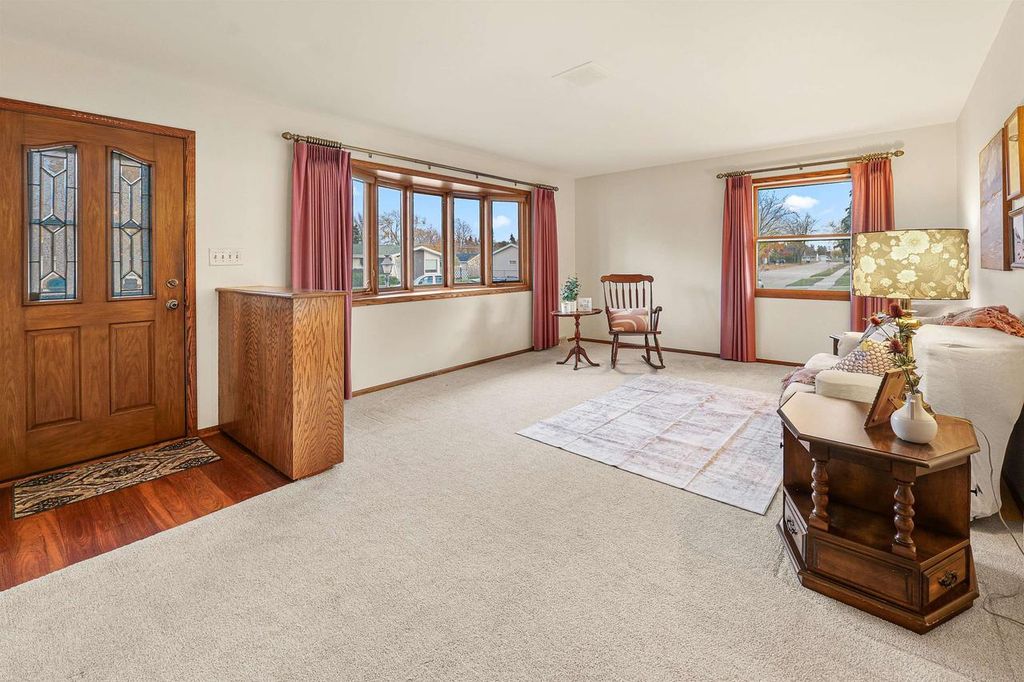 Photo of 927 Reichow STREET, Oshkosh, WI 54902 (MLS # 50318077)