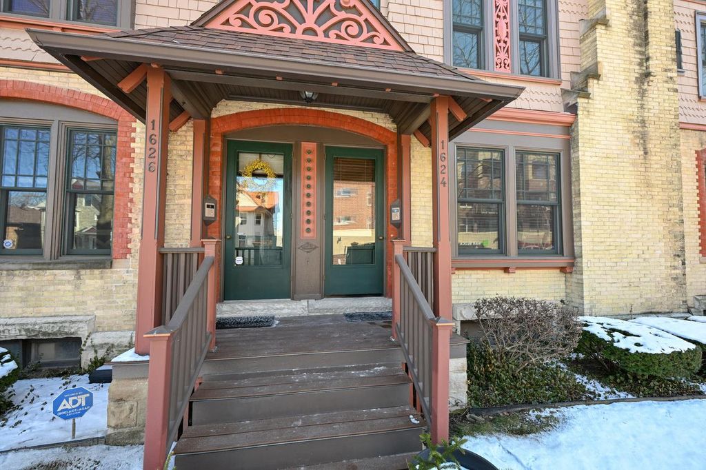 Photo of 1624 N Farwell AVENUE, Milwaukee, WI 53202 (MLS # 1952240)