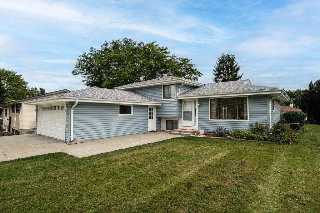 Photo of 114 Carpenter COURT, Mukwonago, WI 53149 (MLS # 1936689)