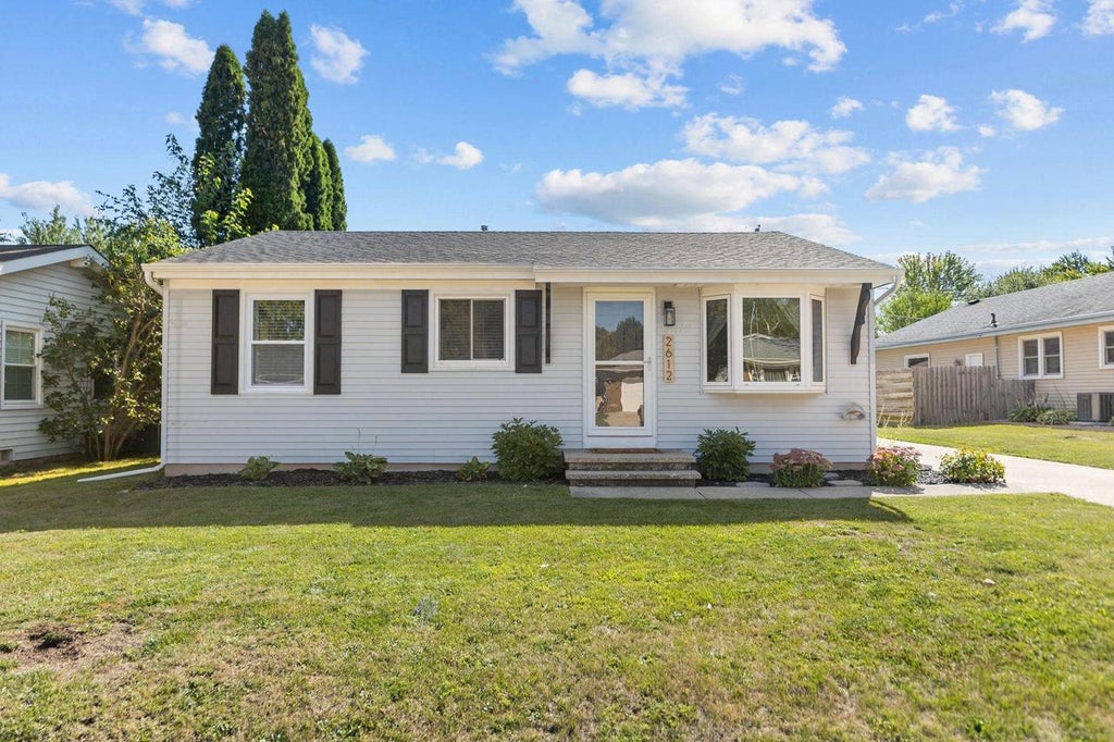 Photo of 2612 S Fountain AVENUE, Appleton, WI 54915 (MLS # 50332259)