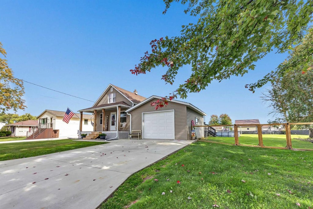Photo of 506 Pine STREET, Pulaski, WI 54162 (MLS # 50333539)