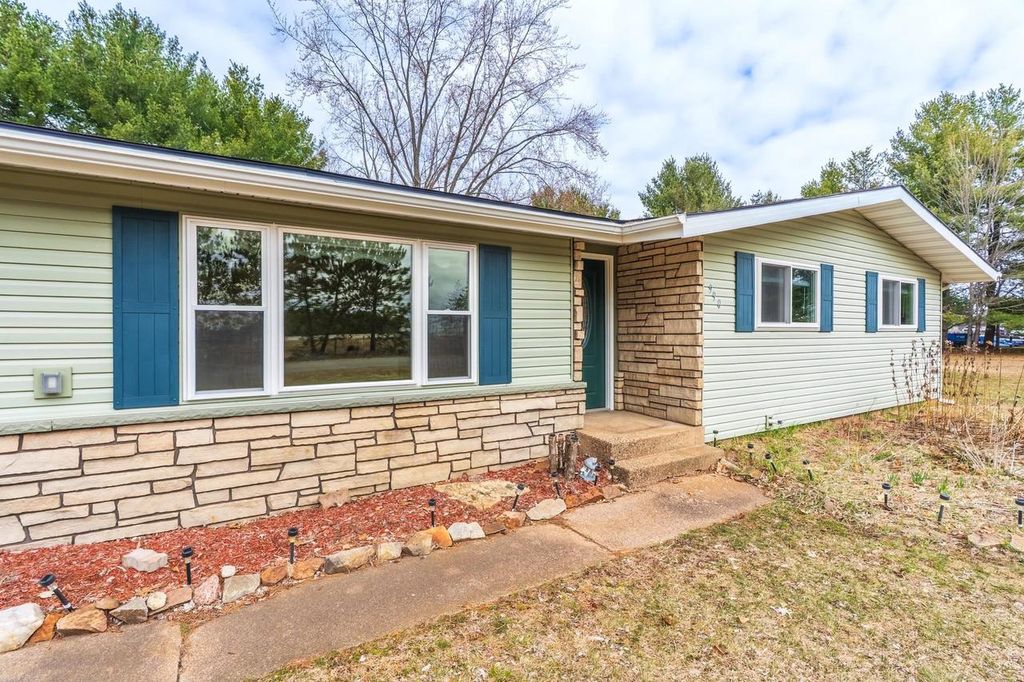 Photo of 990 Okeefe DRIVE, Kronenwetter, WI 54455 (MLS # 22601426)