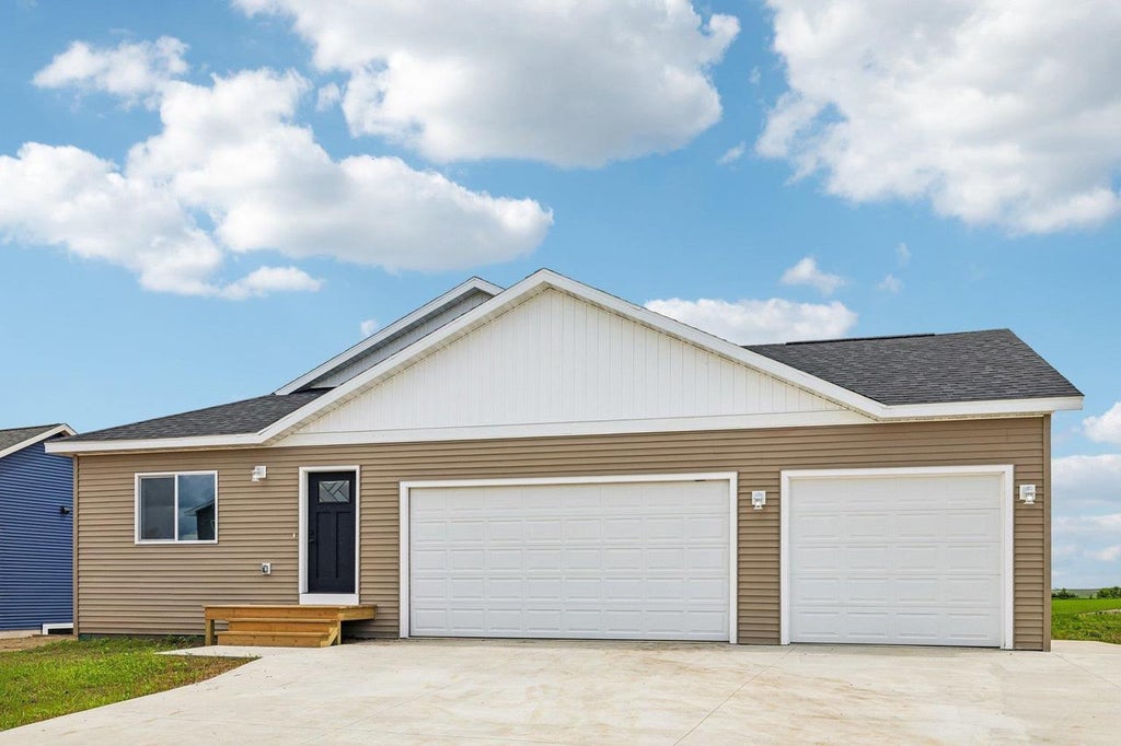 Photo of 997 Bell CIRCLE, Arlington, WI 53911 (MLS # 2027078)