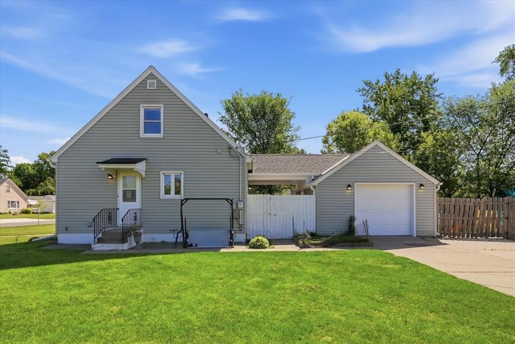 Photo of 103 E Grant AVENUE, Eau Claire, WI 54701 (MLS # 1601141)