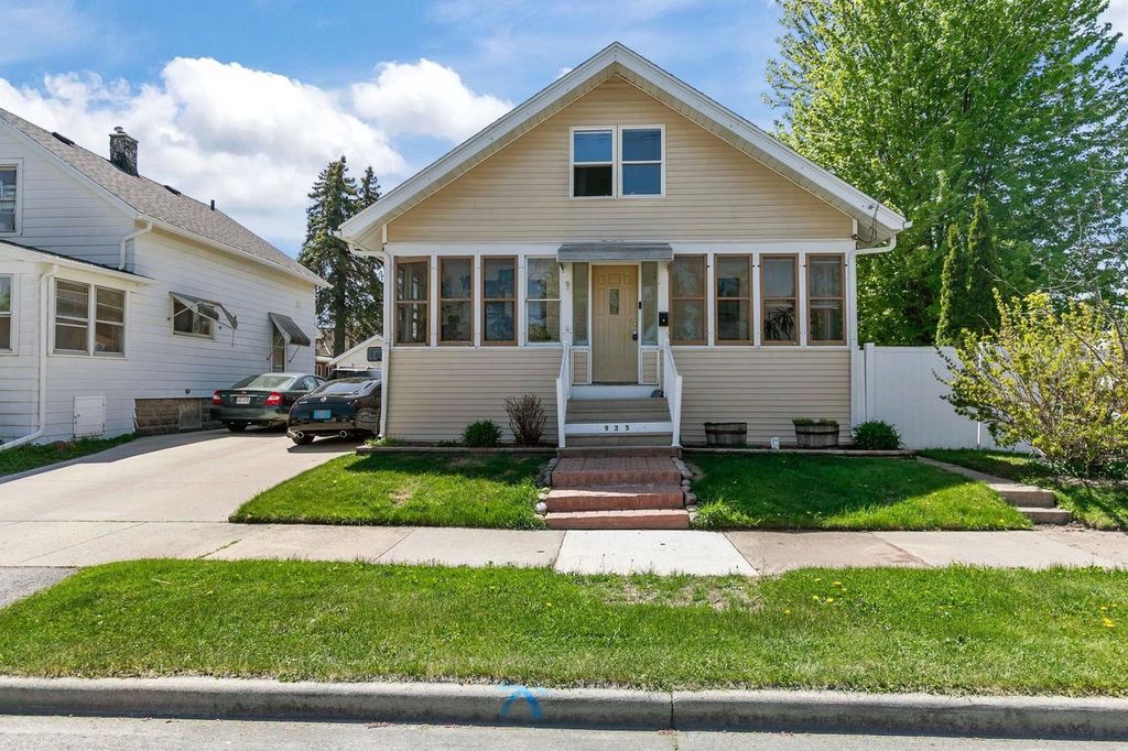 Photo of 935 W 8th AVENUE, Oshkosh, WI 54902 (MLS # 50325718)
