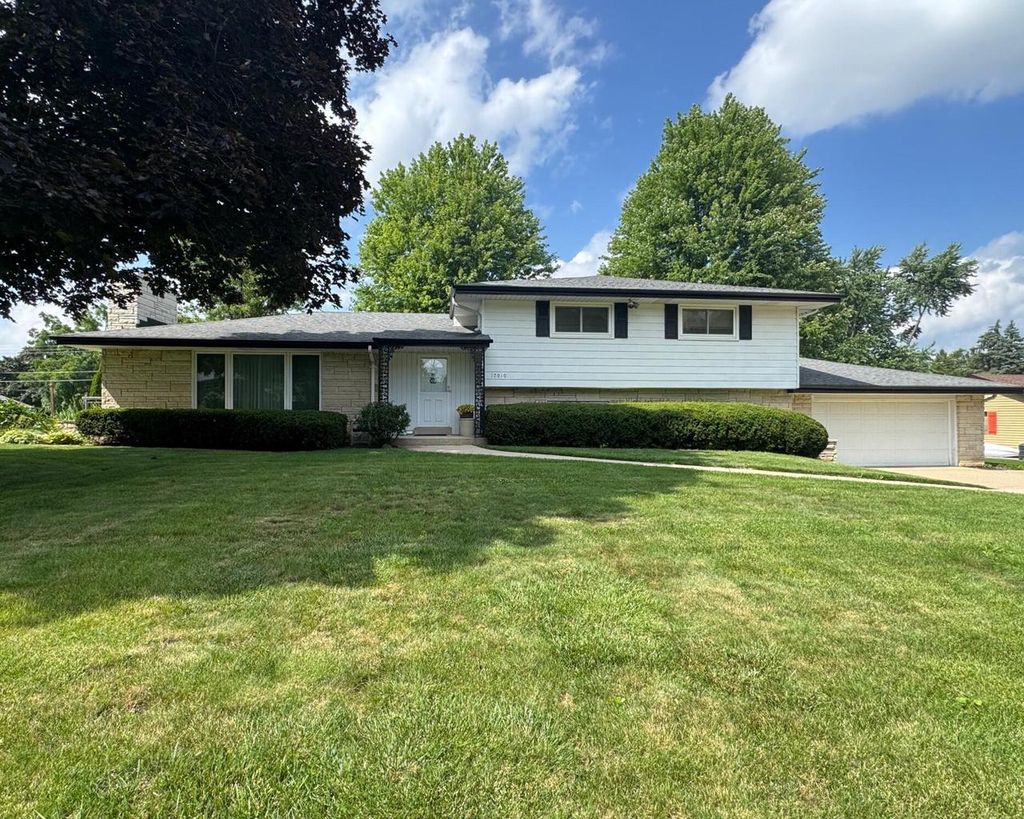 Photo of 17010 W Salentine DRIVE, New Berlin, WI 53151 (MLS # 1959744)