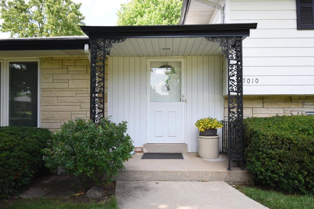 Photo of 17010 W Salentine DRIVE, New Berlin, WI 53151 (MLS # 1959744)