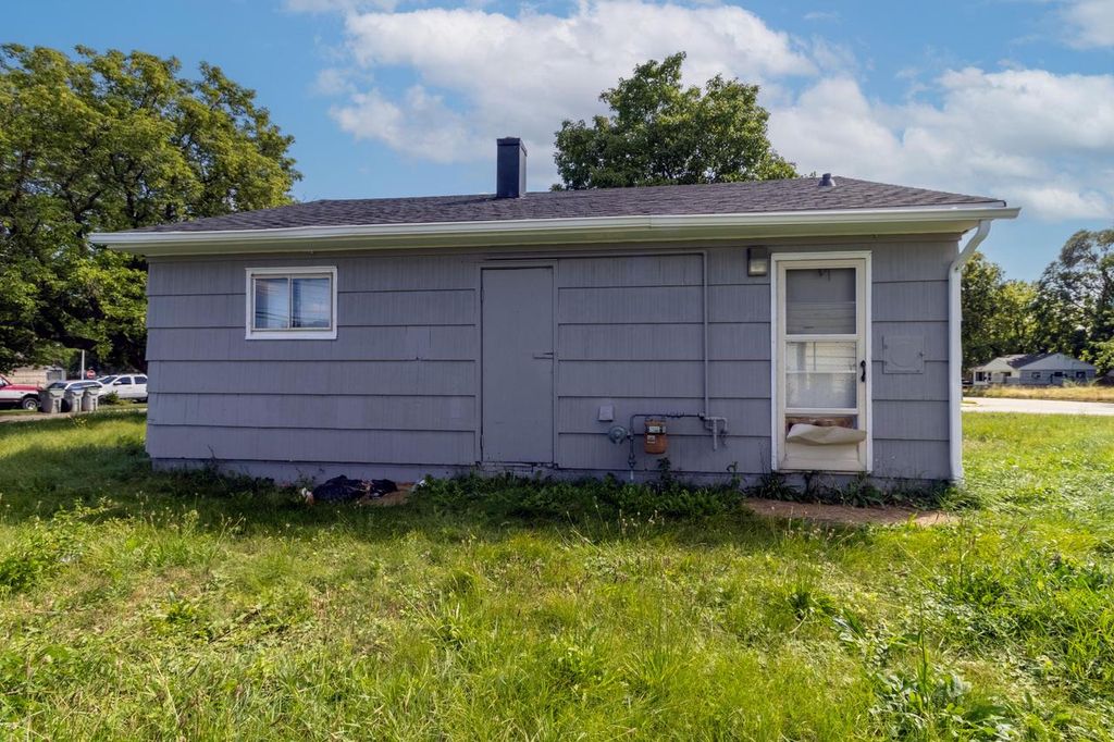 Photo of 6026 W Carmen AVENUE, Milwaukee, WI 53218 (MLS # 1948588)