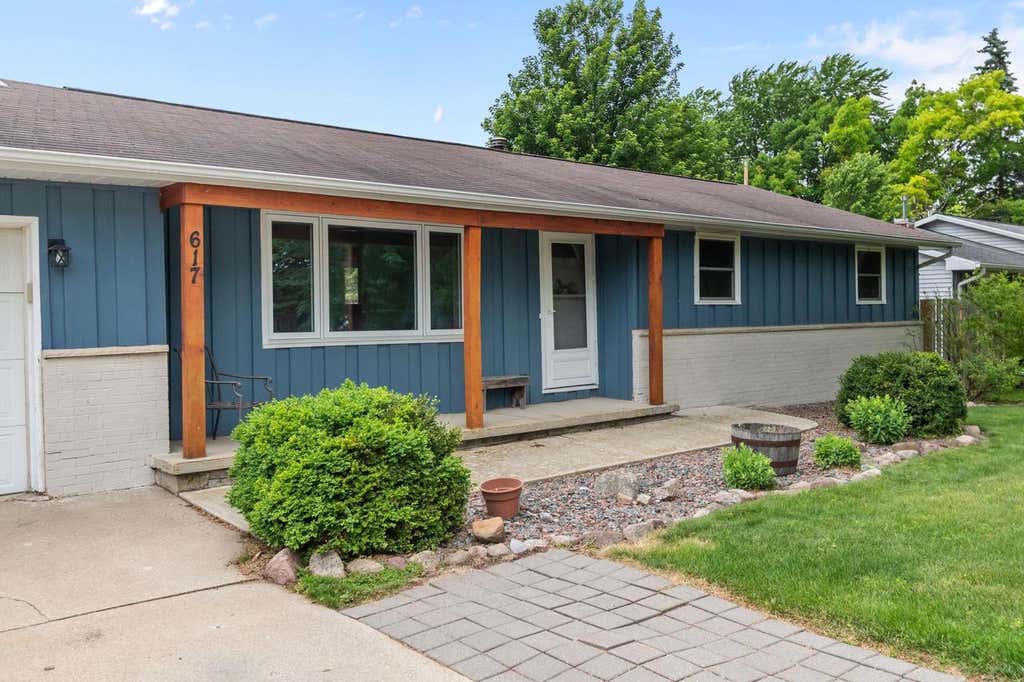 Photo of 617 N Canterbury DRIVE, Appleton, WI 54915 (MLS # 50328881)