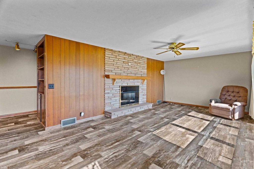 Photo of 808 N Walnut AVENUE, Marshfield, WI 54449 (MLS # 22601971)
