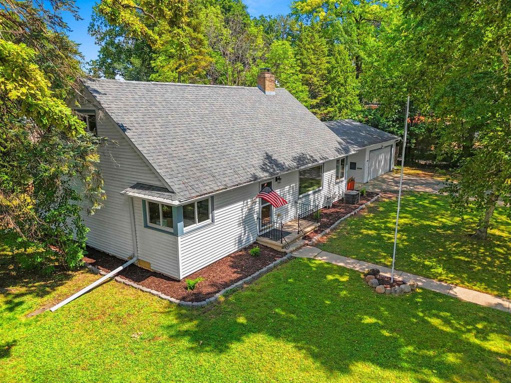Photo of 630 W Riverview DRIVE, Appleton, WI 54915 (MLS # 50315948)