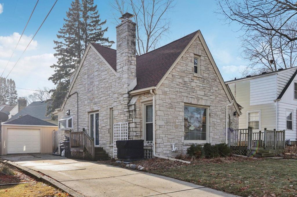 Photo of 4421 W Ohio AVENUE, Greenfield, WI 53219 (MLS # 1946738)