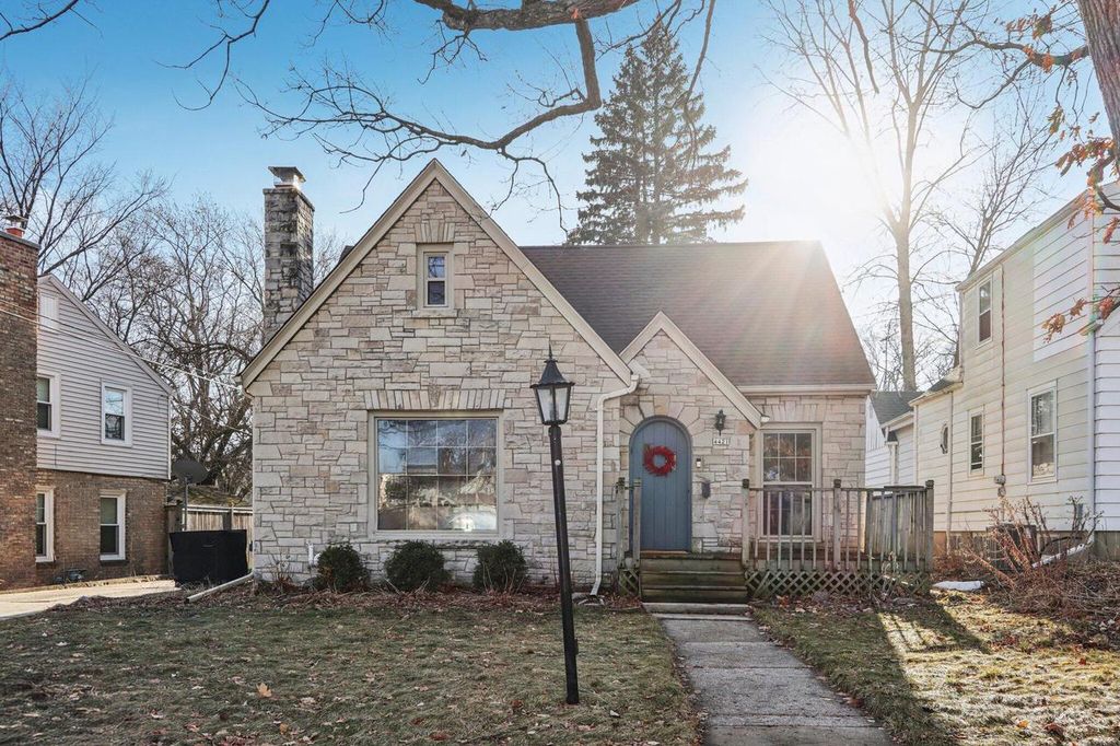 Photo of 4421 W Ohio AVENUE, Greenfield, WI 53219 (MLS # 1946738)