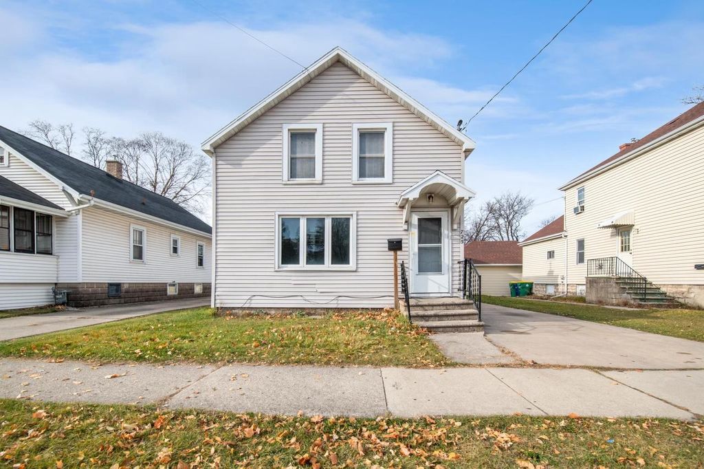 Photo of 725 N Irwin AVENUE, Green Bay, WI 54302 (MLS # 50318567)