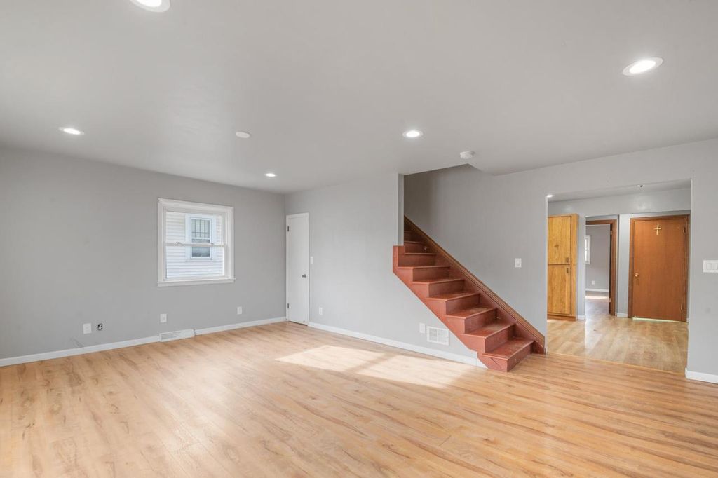 Photo of 725 N Irwin AVENUE, Green Bay, WI 54302 (MLS # 50318567)