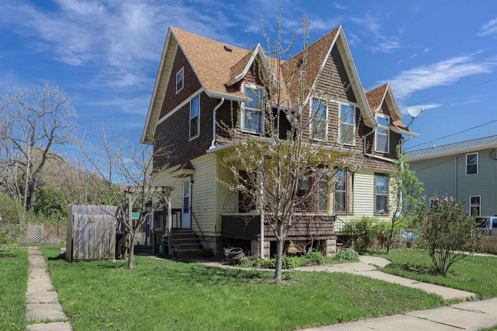 Photo of 826 E Washington STREET, Appleton, WI 54911 (MLS # 50324878)