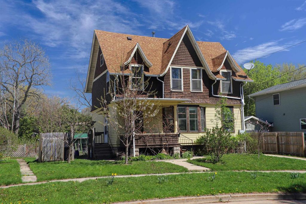 Photo of 826 E Washington STREET, Appleton, WI 54911 (MLS # 50324878)