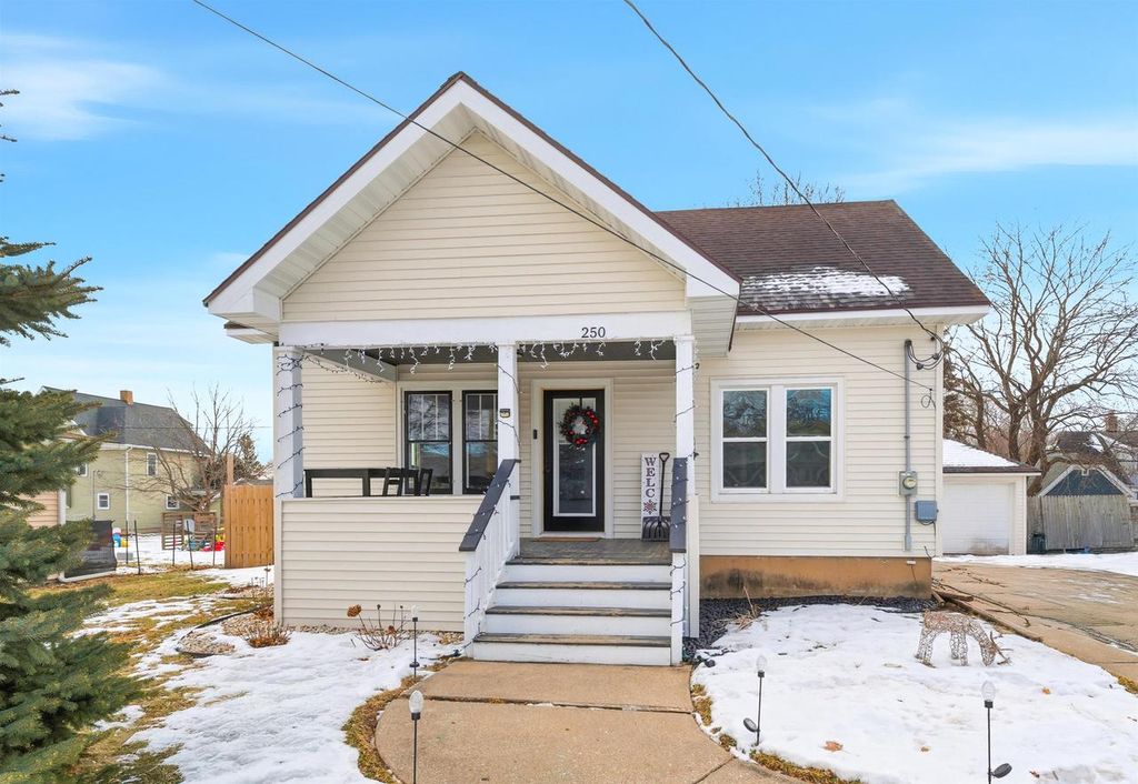 Photo of 250 W Caroline STREET, Markesan, WI 53946 (MLS # 50321356)