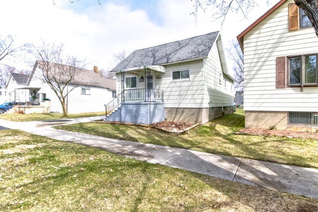 Photo of 422 Elizabeth AVENUE, Marinette, WI 54143 (MLS # 50323945)