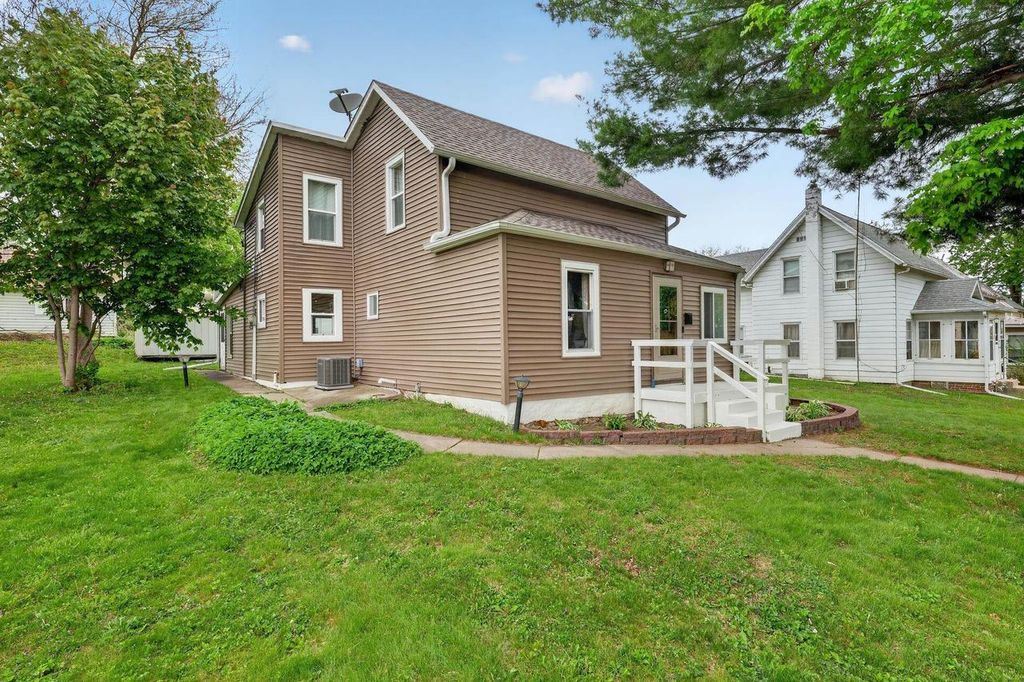 Photo of 423 Mulberry STREET, Baraboo, WI 53913 (MLS # 2023304)