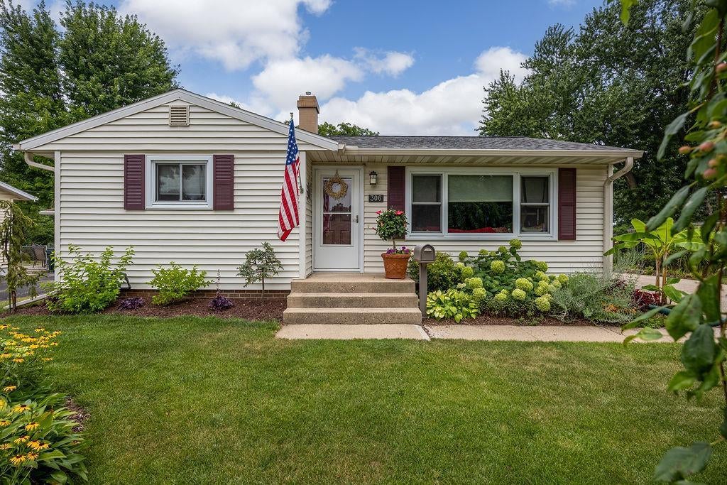 Photo of 306 Garnet LANE, Madison, WI 53714 (MLS # 2031406)