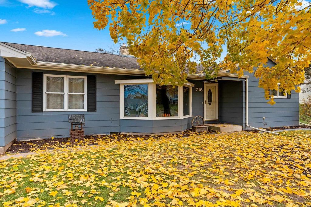 Photo of 716 Meadow LANE, Manawa, WI 54949 (MLS # 50318019)