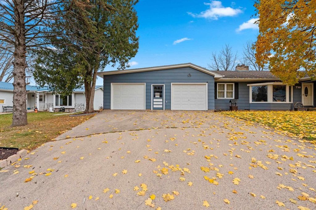 Photo of 716 Meadow LANE, Manawa, WI 54949 (MLS # 50318019)
