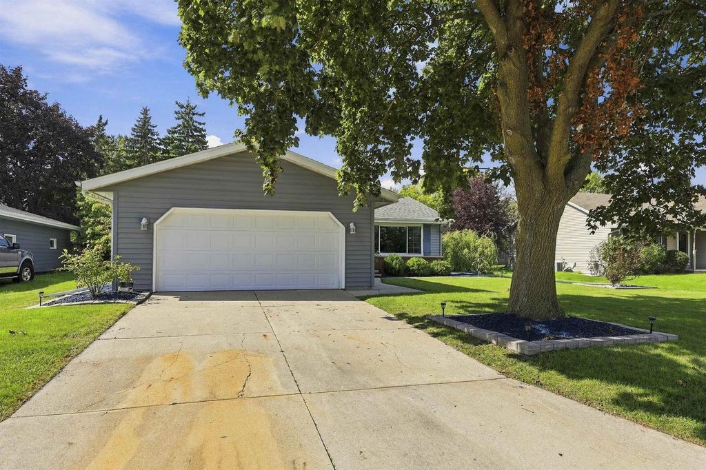 Photo of 1621 N Blossom DRIVE, Appleton, WI 54914 (MLS # 50332862)