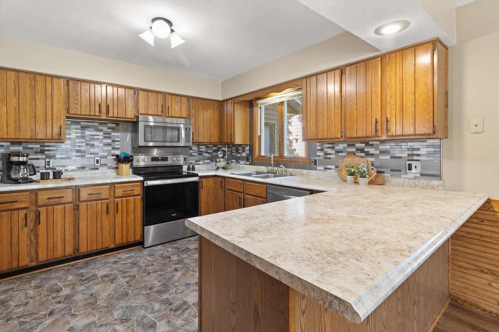 Photo of 734 Lyndhurst DRIVE, Janesville, WI 53546 (MLS # 2033703)