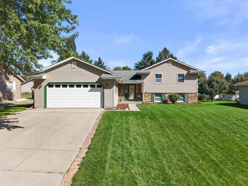 Photo of 734 Lyndhurst DRIVE, Janesville, WI 53546 (MLS # 2033703)