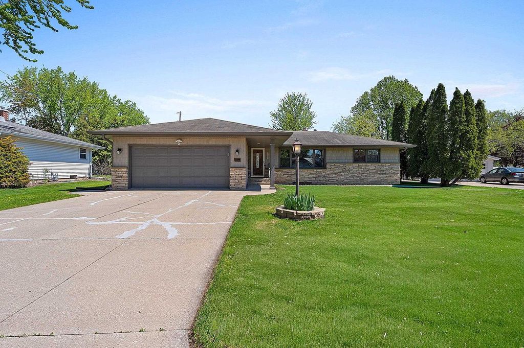 Photo of 1094 Melrose STREET, Neenah, WI 54956 (MLS # 50325603)