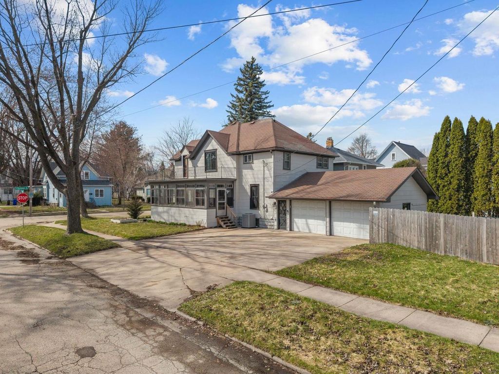 Photo of 1102 N Division STREET, Appleton, WI 54911 (MLS # 50323691)