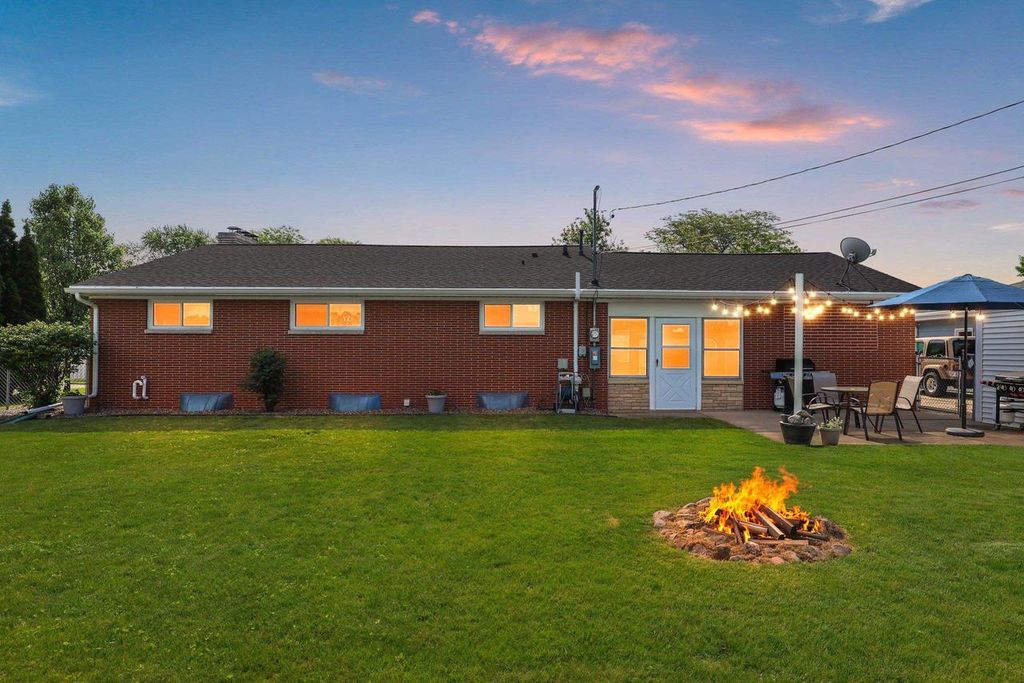 Photo of 906 Bluebird STREET, De Pere, WI 54115 (MLS # 50326606)