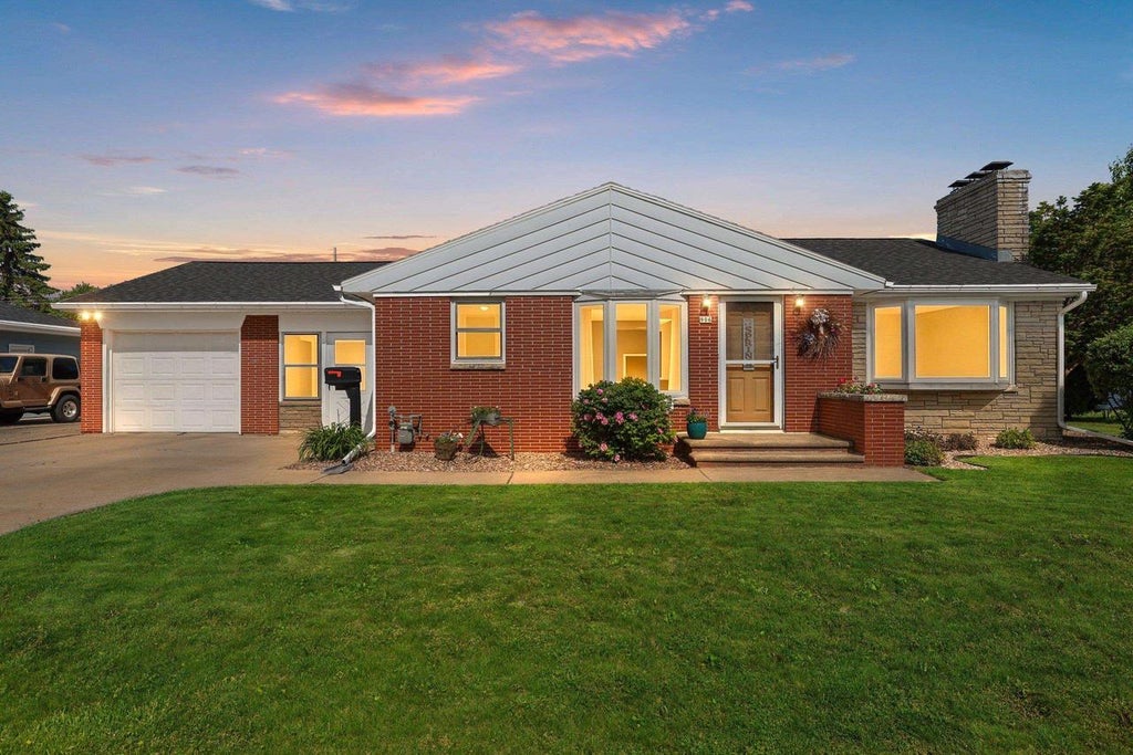 Photo of 906 Bluebird STREET, De Pere, WI 54115 (MLS # 50326606)