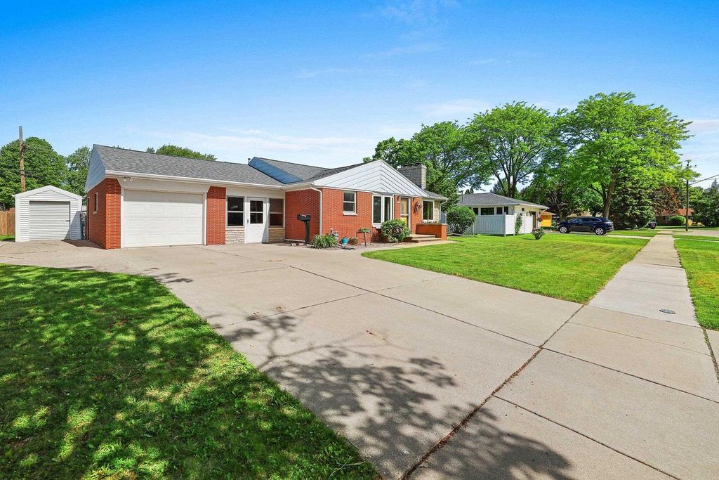 Photo of 906 Bluebird STREET, De Pere, WI 54115 (MLS # 50326606)