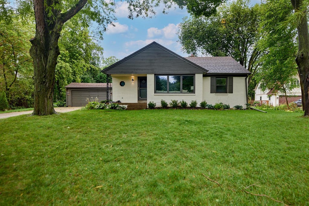 Photo of 825 Circle DRIVE, Elm Grove, WI 53122 (MLS # 1981704)