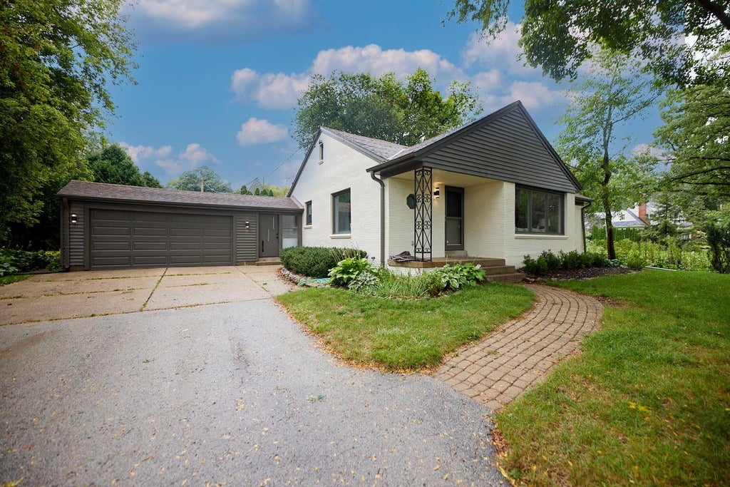 Photo of 825 Circle DRIVE, Elm Grove, WI 53122 (MLS # 1981704)
