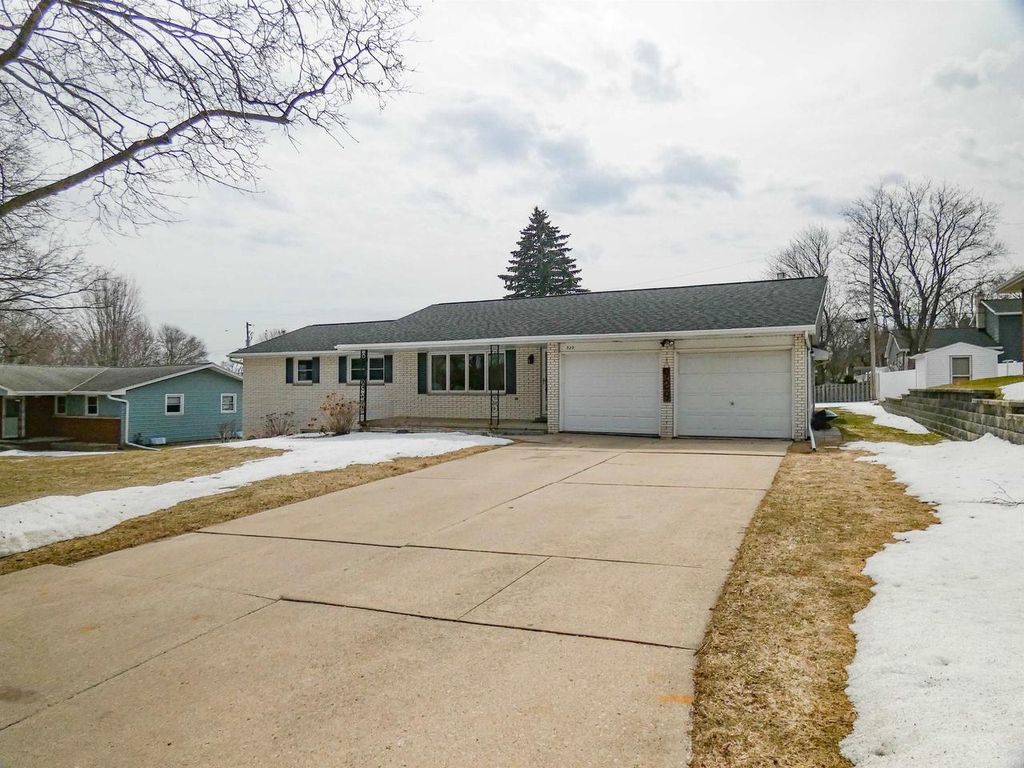 Photo of 929 Marvelle LANE, Green Bay, WI 54304 (MLS # 50322678)