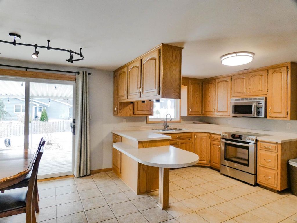 Photo of 929 Marvelle LANE, Green Bay, WI 54304 (MLS # 50322678)