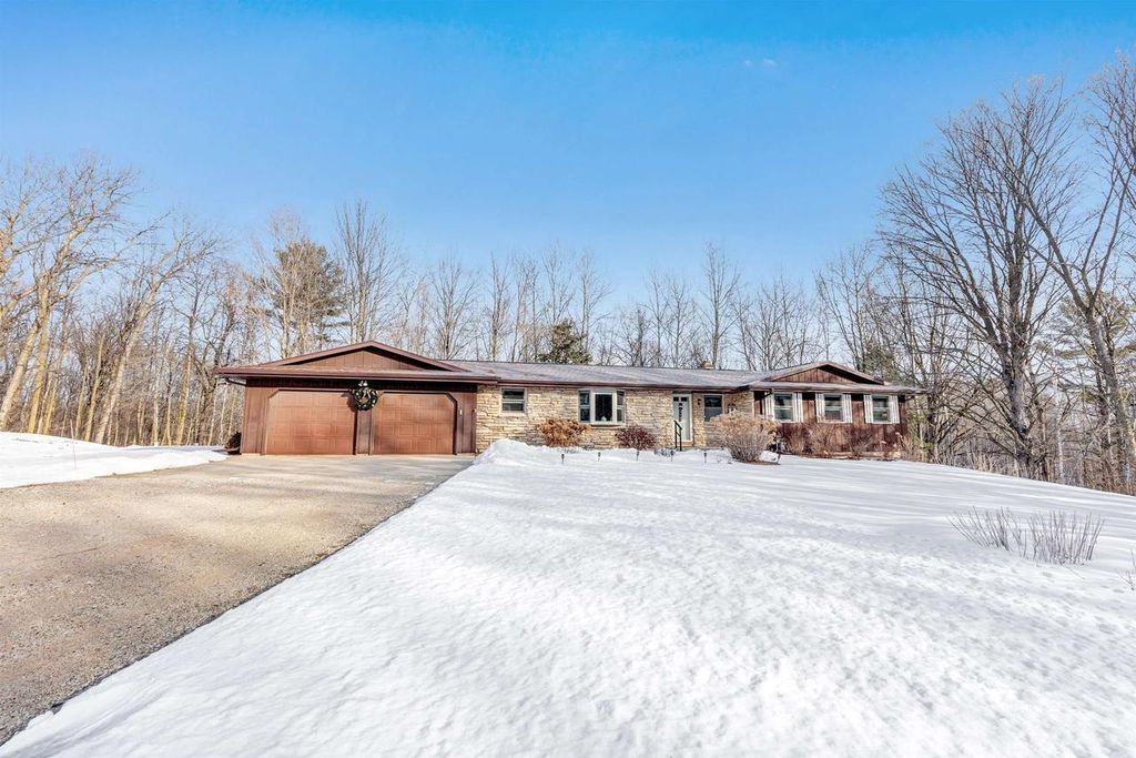 Photo of 3577 Hidden Valley LANE, Green Bay, WI 54311 (MLS # 50321439)