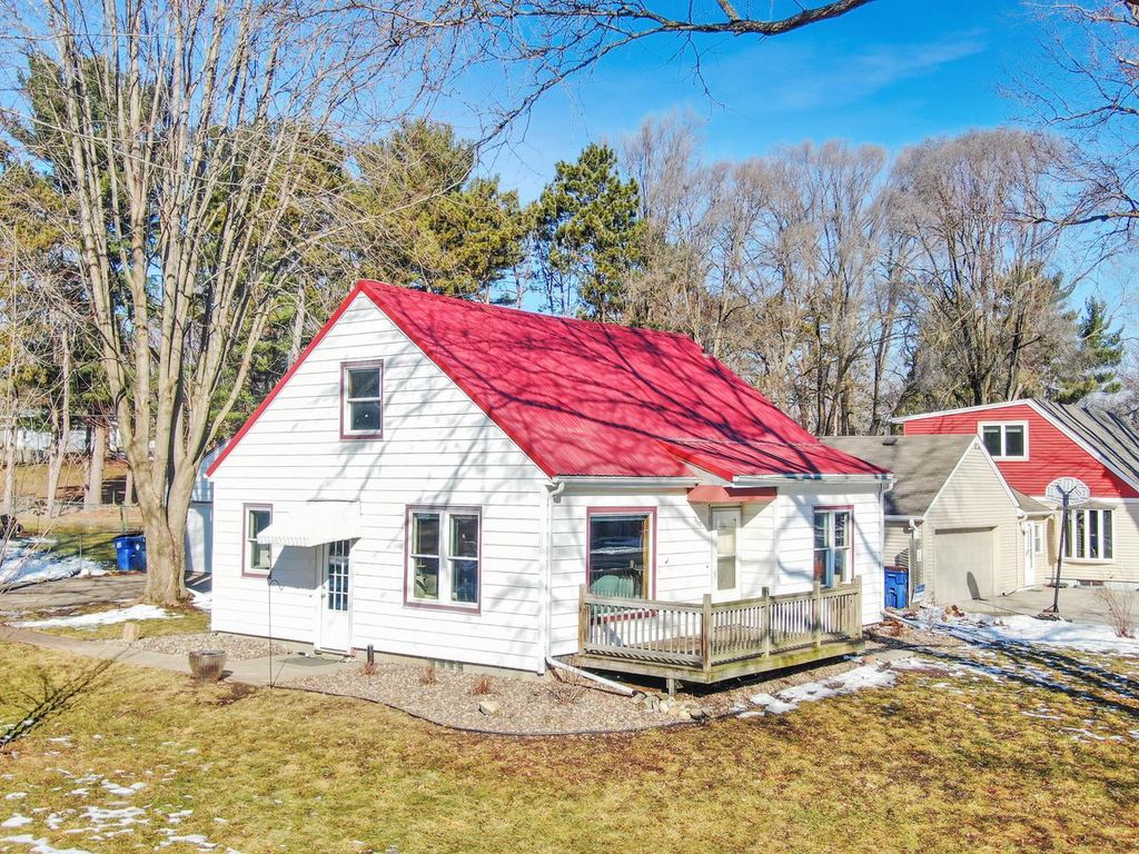 Photo of 560 Court ROAD, Onalaska, WI 54650 (MLS # 1952628)