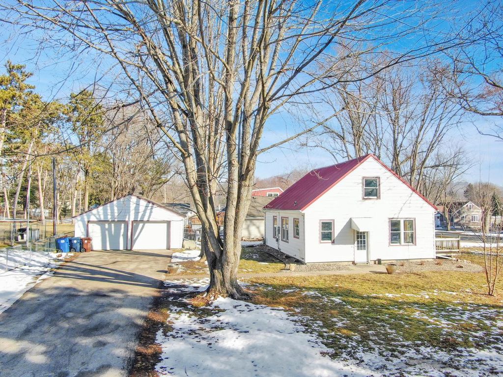 Photo of 560 Court ROAD, Onalaska, WI 54650 (MLS # 1952628)