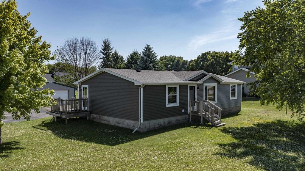 Photo of 500 Pheasant DRIVE, New London, WI 54961 (MLS # 50328648)