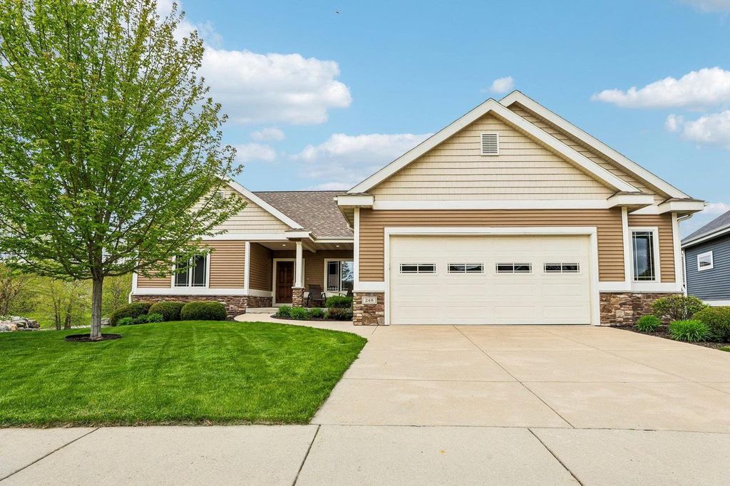 Photo of 248 Greenway CIRCLE, Deerfield, WI 53531 (MLS # 2021680)