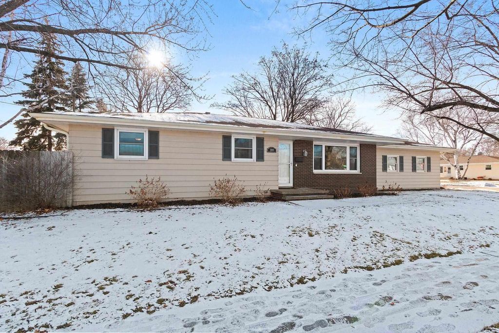 Photo of 2203 E College AVENUE, Appleton, WI 54915 (MLS # 50319914)