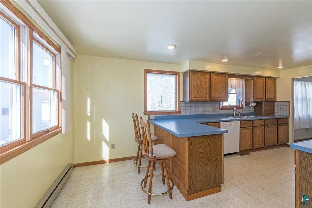 Photo of 818 Lincoln STREET, Superior, WI 54880 (MLS # 6124385)