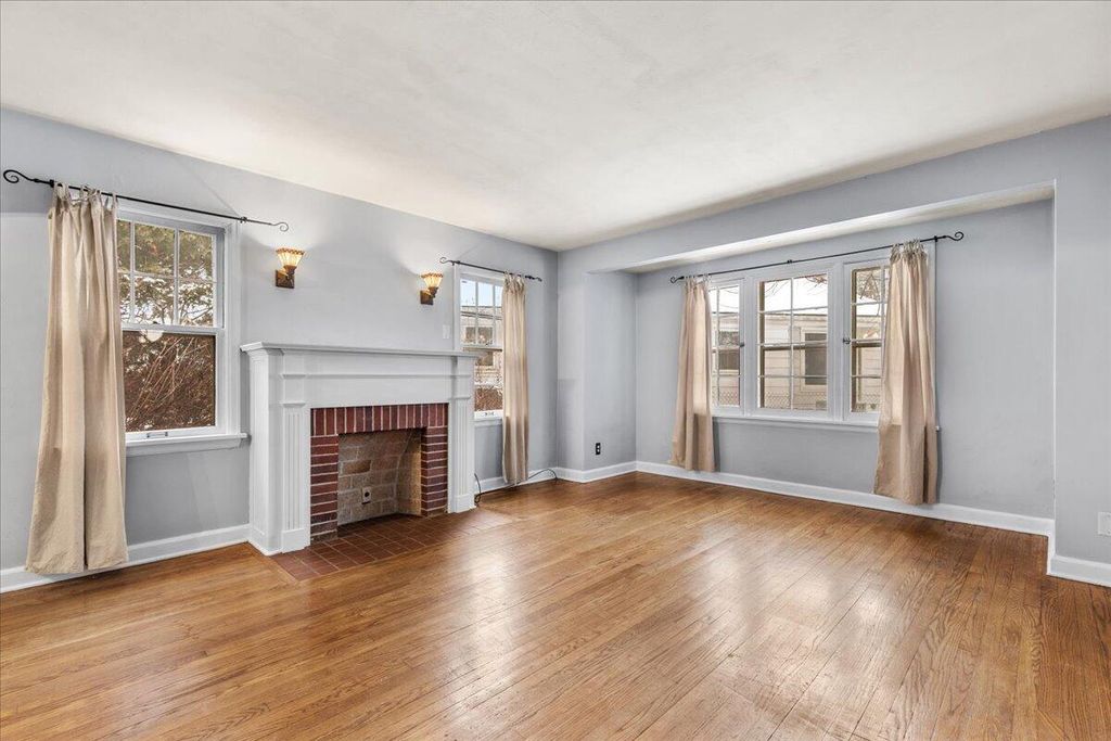 Photo of 9725 W Hope AVENUE, Wauwatosa, WI 53222 (MLS # 1948016)