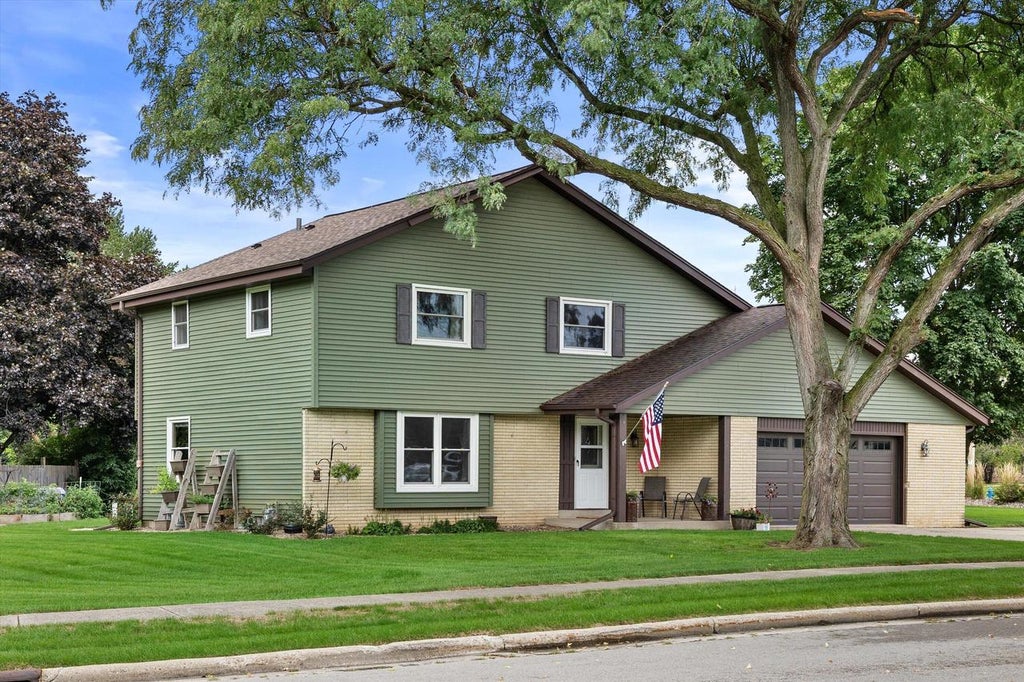 Photo of 148 Beth COURT, Burlington, WI 53105 (MLS # 1977471)